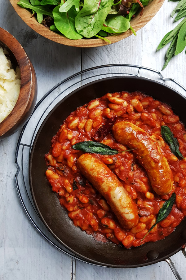 Worstjes met cannellini bonen, tomatensaus en salie | Gewoon een foodblog!