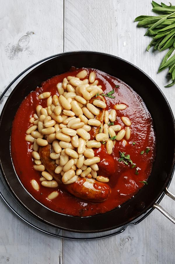 Worstjes met cannellini bonen en tomatensaus maken | Gewooneenfoodblog.nl