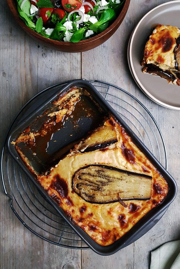 Griekse moussaka met salade | Gewooneenfoodblog.nl