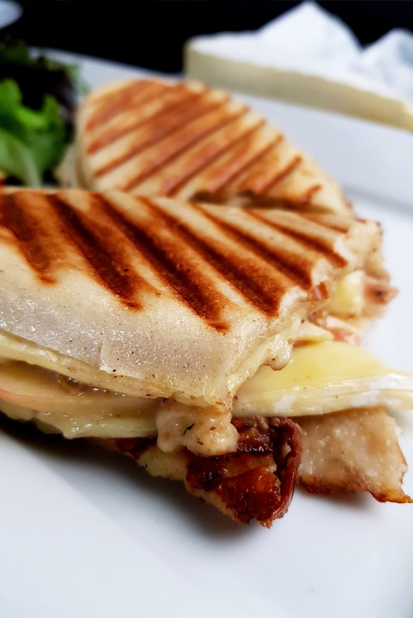 Panini met brie, serranoham en appel | Gewoon een foodblog!