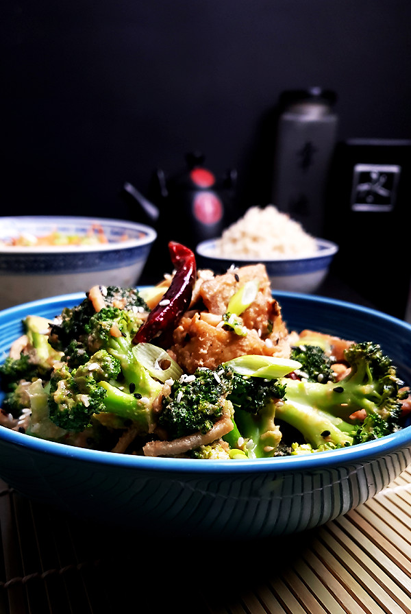 Tofu met broccoli, bamboescheuten en sesam-misosaus | Gewoon een foodblog!