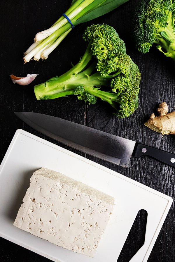 Tofu roerbak met broccoli, bamboescheuten en miso | Gewooneenfoodblog.nl