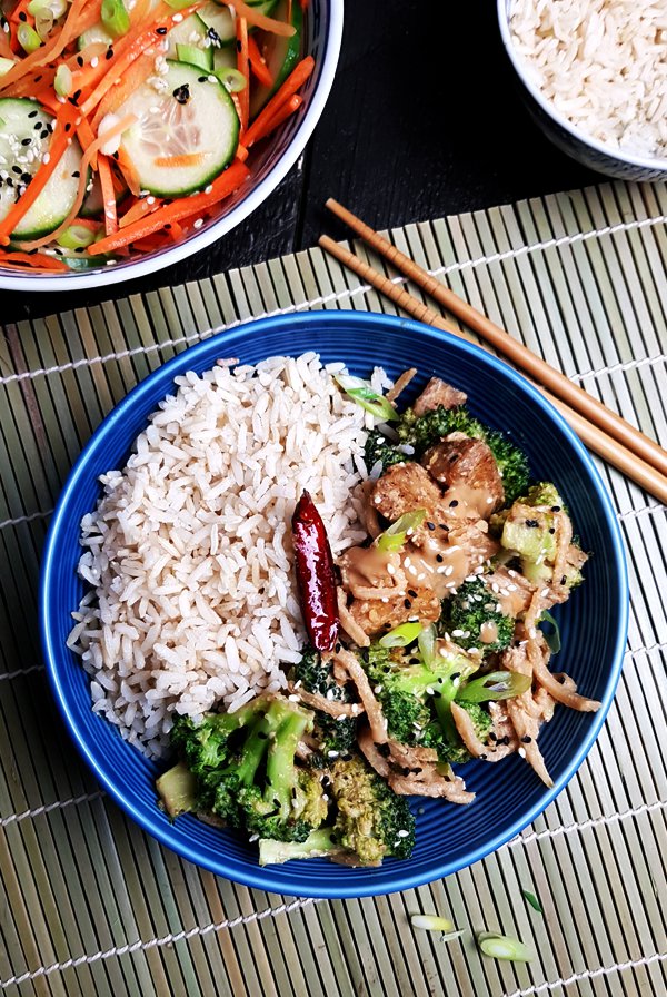 Roerbakschotel met tofu, broccoli en sesam-misosaus | Gewoon een foodblog!