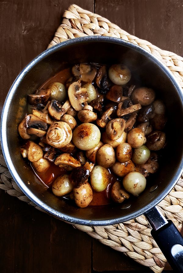 Rundvlees stoofpot met sjalotjes en champignons | Gewooneenfoodblog.nl