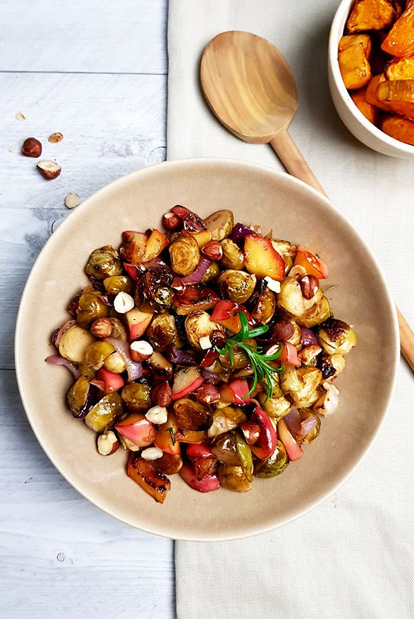 Geroosterde spruitjes met rode ui, ahornsiroop en appel | Gewooneenfoodblog.nl