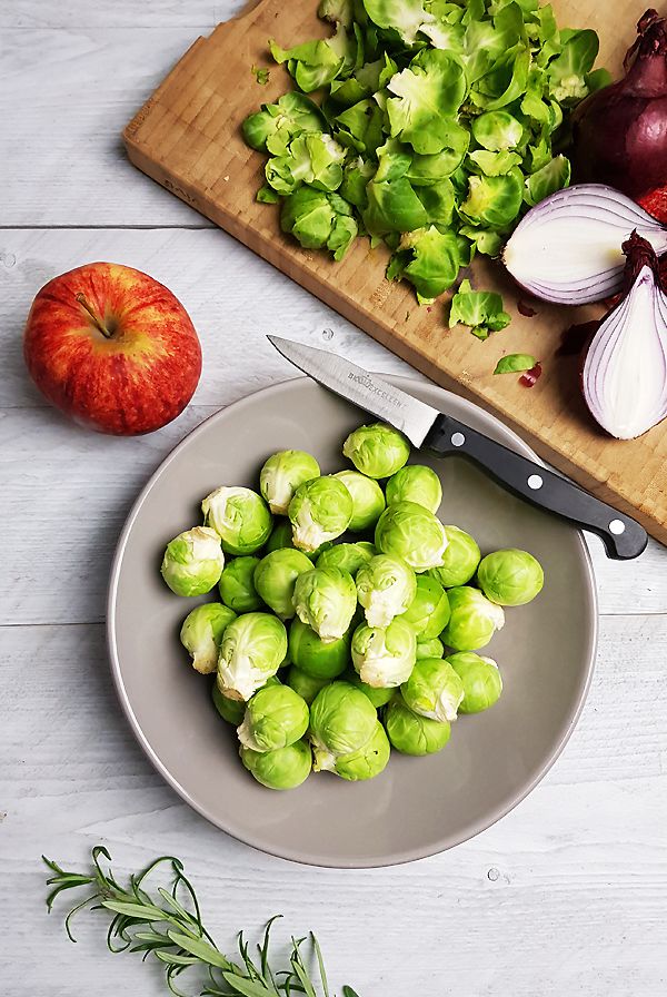 Geroosterde spruitjes met rode ui, ahornsiroop en appel ingrediënten | Gewooneenfoodblog.nl