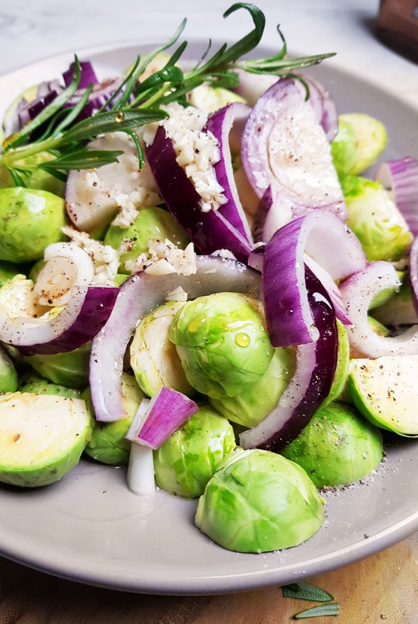 Ingrediënten geroosterde spruitjes met rode ui, ahornsiroop en appel | Gewooneenfoodblog.nl