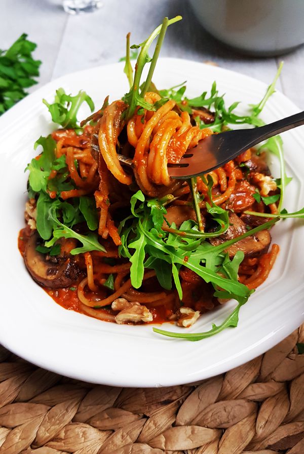 Spaghetti met geroosterde paprikasaus, kastanjechampignons en balsamico | Gewooneenfoodblog.nl