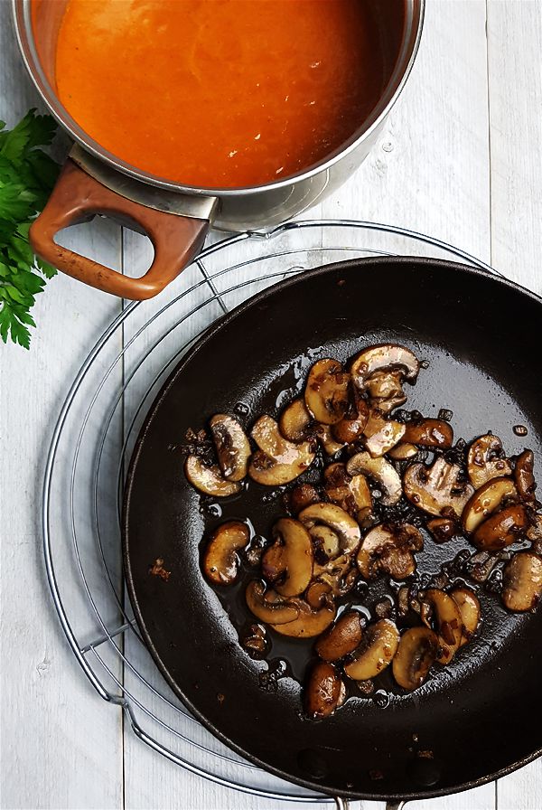 Champignons met balsamico en geroosterde paprikasaus | Gewooneenfoodblog.nl