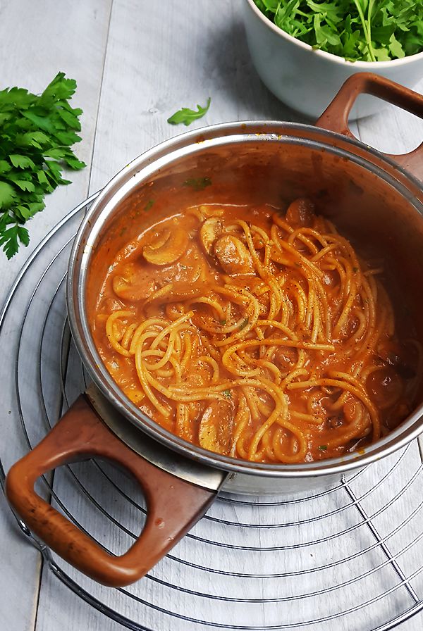 Spaghetti geroosterde paprikasaus, champignons en balsamico | Gewooneenfoodblog.nl