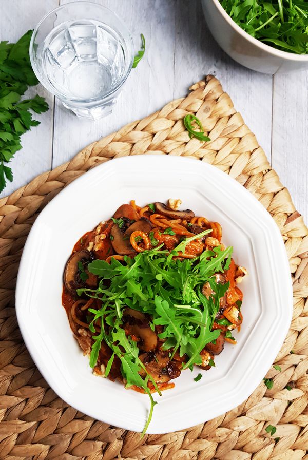 Pasta met geroosterde paprikasaus en balsamico-champignons | Gewooneenfoodblog.nl