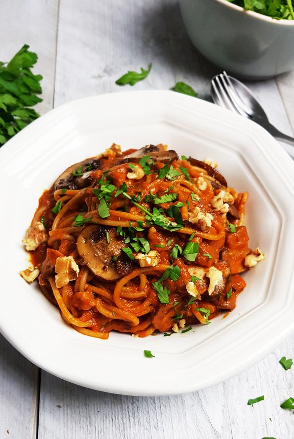 Pasta met geroosterde paprikasaus en balsamico-champignons | Gewoon een foodblog!