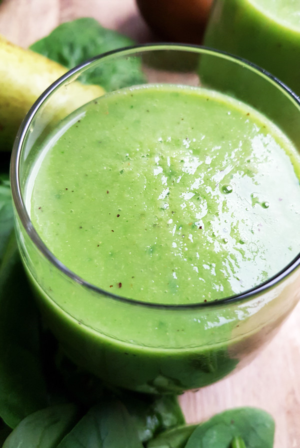 Perensmoothie met kiwi, spinazie en komkommer | Gewooneenfoodblog.nl