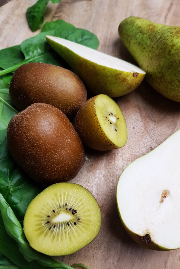 Smoothie met peer, kiwi, komkommer en spinazie | Gewooneenfoodblog.nl