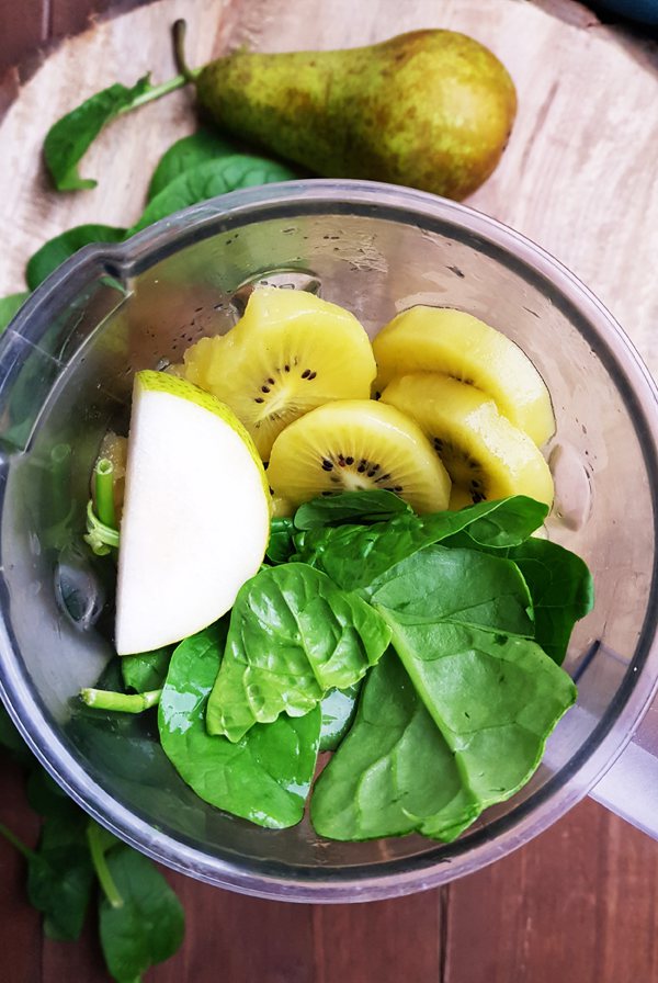 Perensmoothie met kiwi, komkommer en spinazie maken | Gewooneenfoodblog.nl