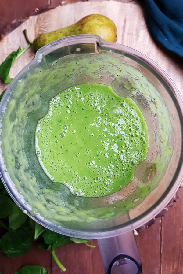 Smoothie met peer, kiwi, komkommer en spinazie maken | Gewooneenfoodblog.nl