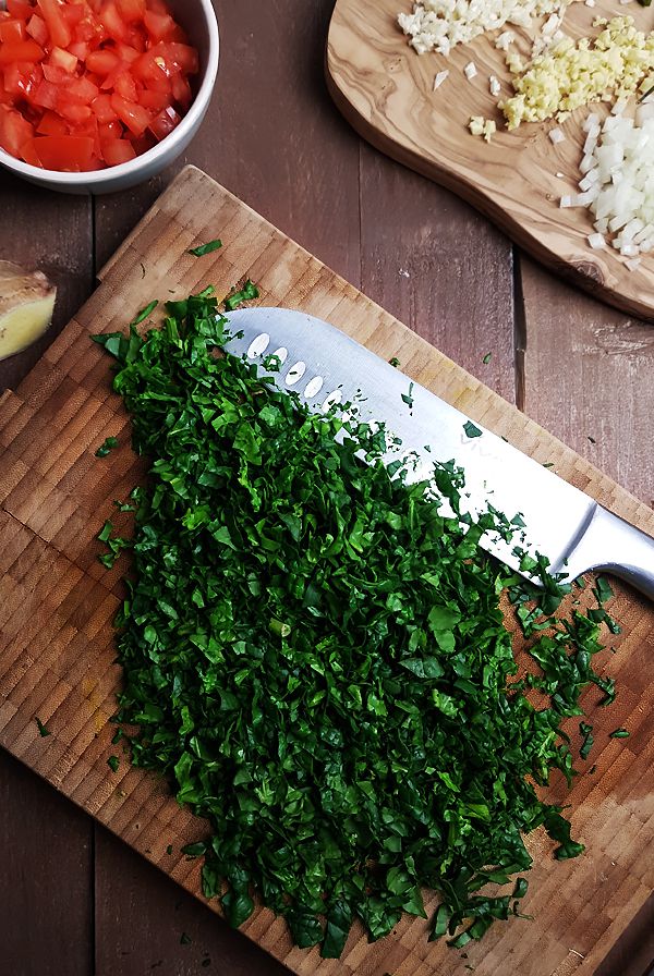 Gesneden spinazie voor Dal Palak | Gewooneenfoodblog.nl