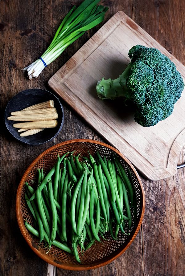Salade met broccoli en sperziebonen maken | Gewooneenfoodblog.nl