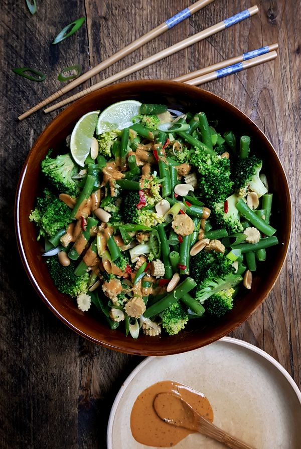 Sperziebonensalade met broccoli en Thaise pindadressing | Gewooneenfoodblog.nl