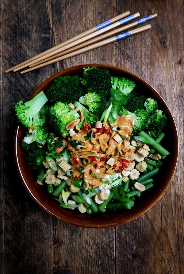 Aziatische salade met sperziebonen, broccoli en pindasaus | Gewooneenfoodblog.nl