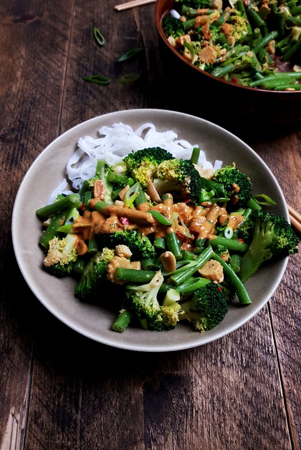 Broccolisalade met sperziebonen en Thaise pindadressing | Gewooneenfoodblog.nl