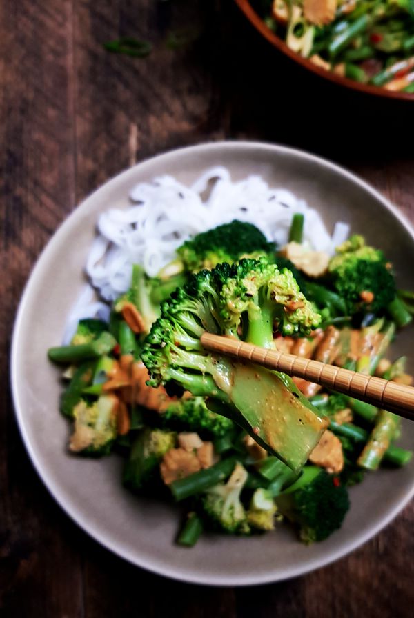 Aziatische salade met broccoli, sperziebonen en pindadressing | Gewooneenfoodblog.nl
