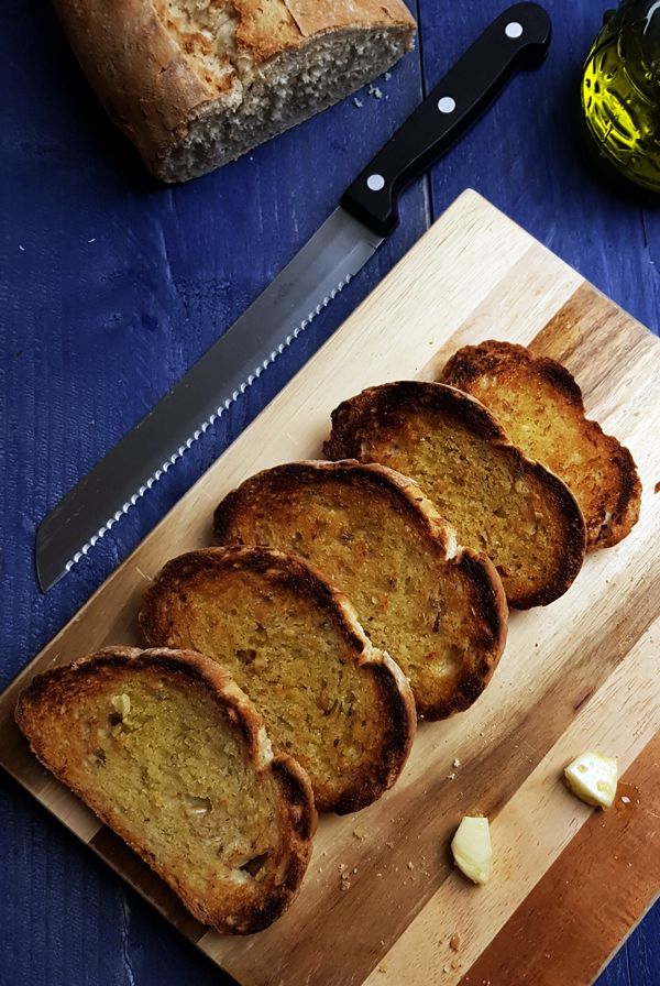 Geroosterd brood voor in de Toscaanse soep | Gewooneenfoodblog.nl