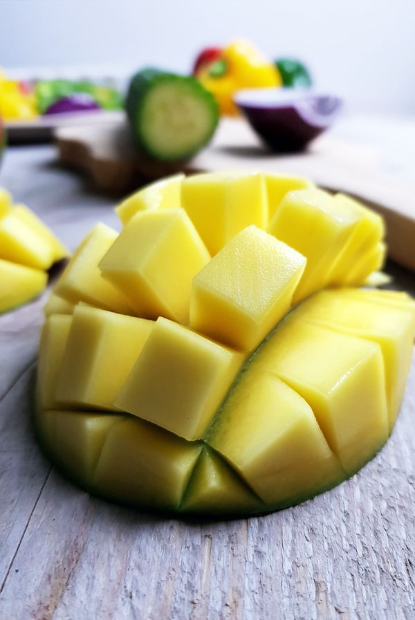 Mango-komkommersalsa maken voor de varkensfajita's | Gewooneenfoodblog.nl