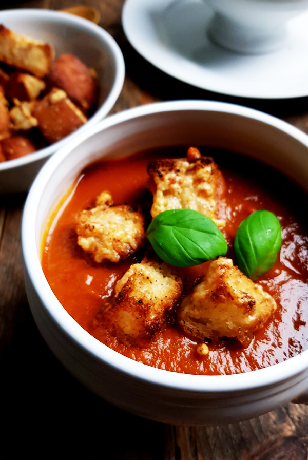 Geroosterde-tomatensoep met basilicum en kaascroutons | Gewooneenfoodblog.nl