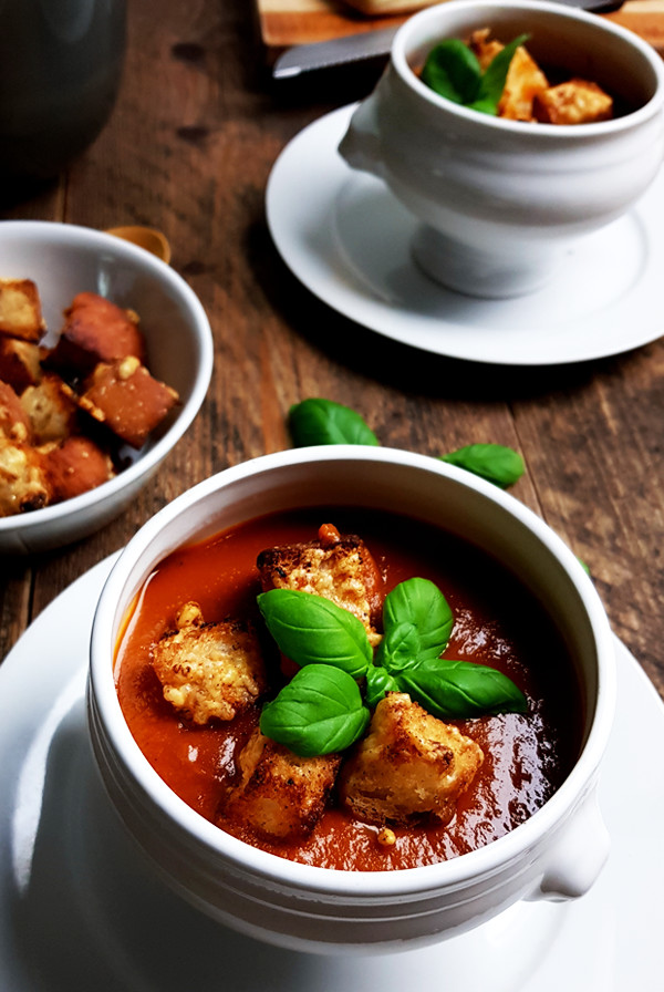 Soep van geroosterde tomaten met basilicum en croutons recept | Gewooneenfoodblog.nl