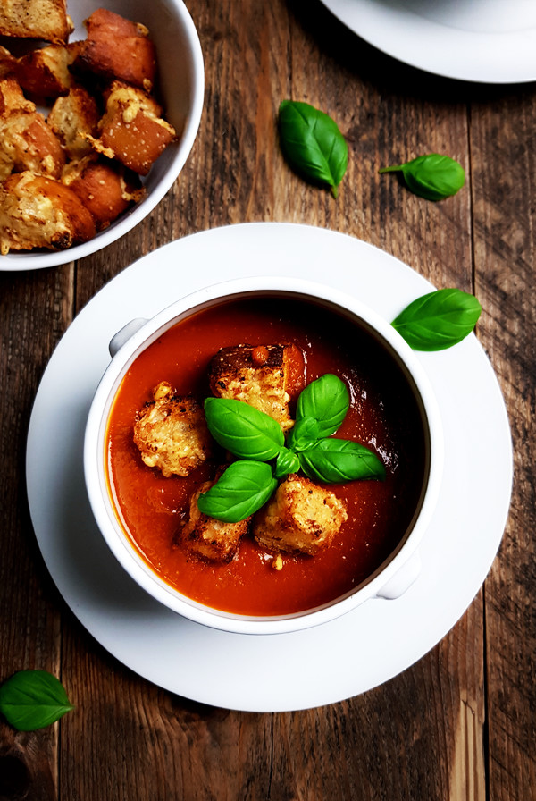 Geroosterde-tomatensoep met basilicum en kaascroutons | Gewoon een foodblog!