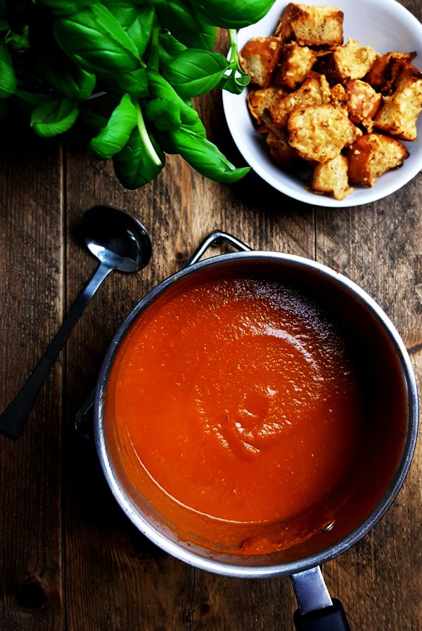 Soep van geroosterde tomaten met basilicum en croutons | Gewooneenfoodblog.nl