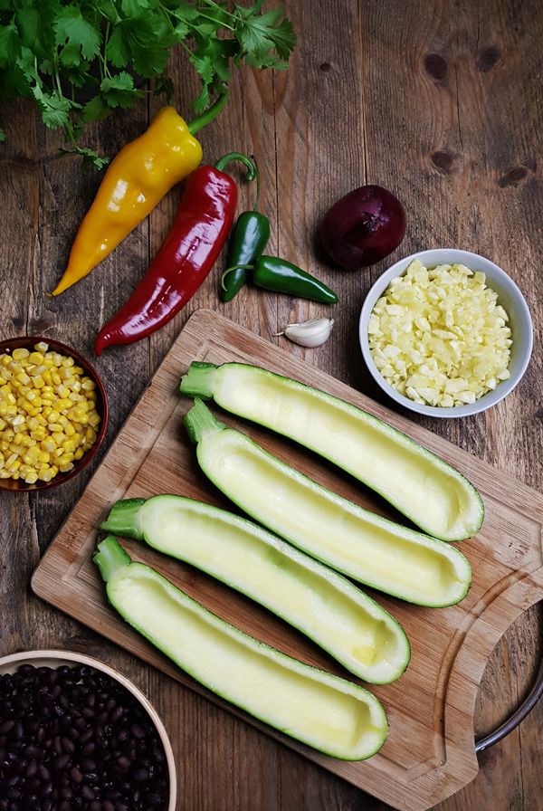 Vegetarische gevulde courgette bootjes maken | Gewooneenfoodblog.nl