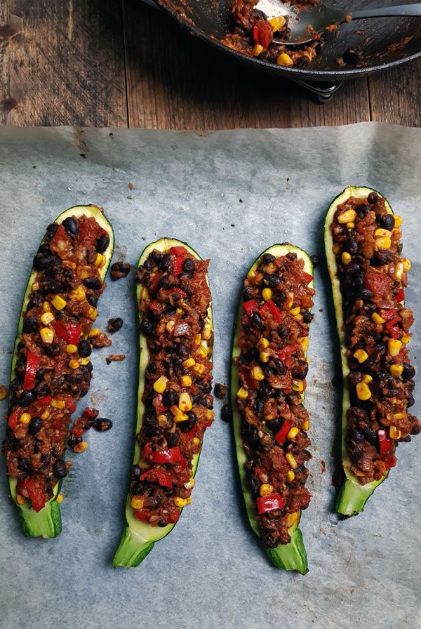 Mexicaanse courgette bootjes met vegetarische vulling | Gewooneenfoodblog.nl