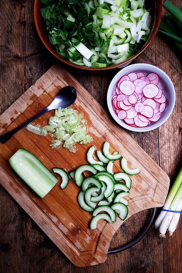 Gesneden ingrediënten voor de paksoisalade | Gewooneenfoodblog.nl