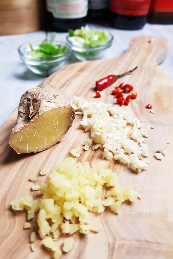 Gesneden ingrediënten voor de Szechuan aubergine saus | Gewooneenfoodblog.nl