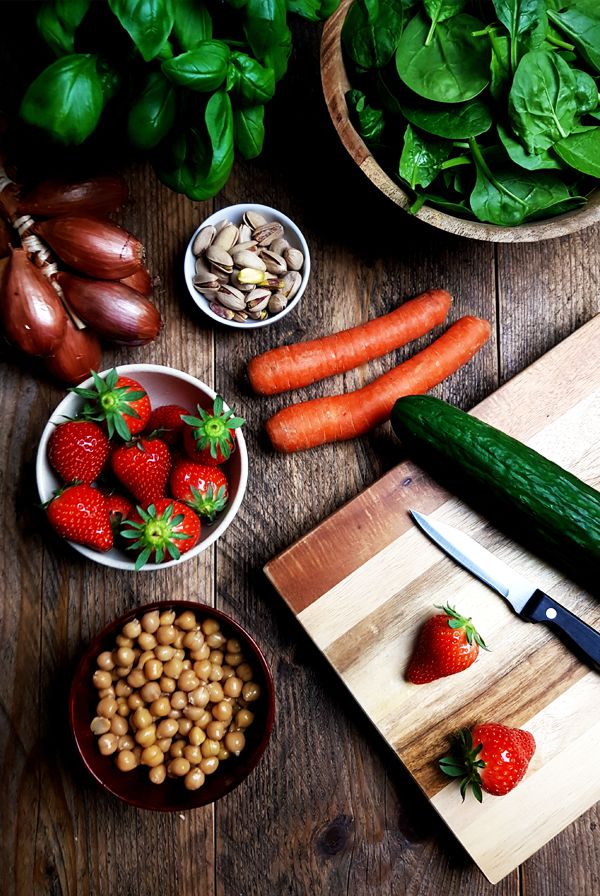 Ingrediënten spinaziesalade met aardbeien, kikkererwten en balsamicodressing | Gewooneenfoodblog.nl