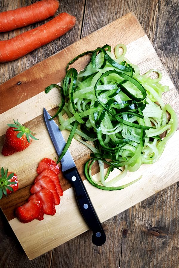 Spinaziesalade met aardbeien en komkommer | Gewooneenfoodblog.nl