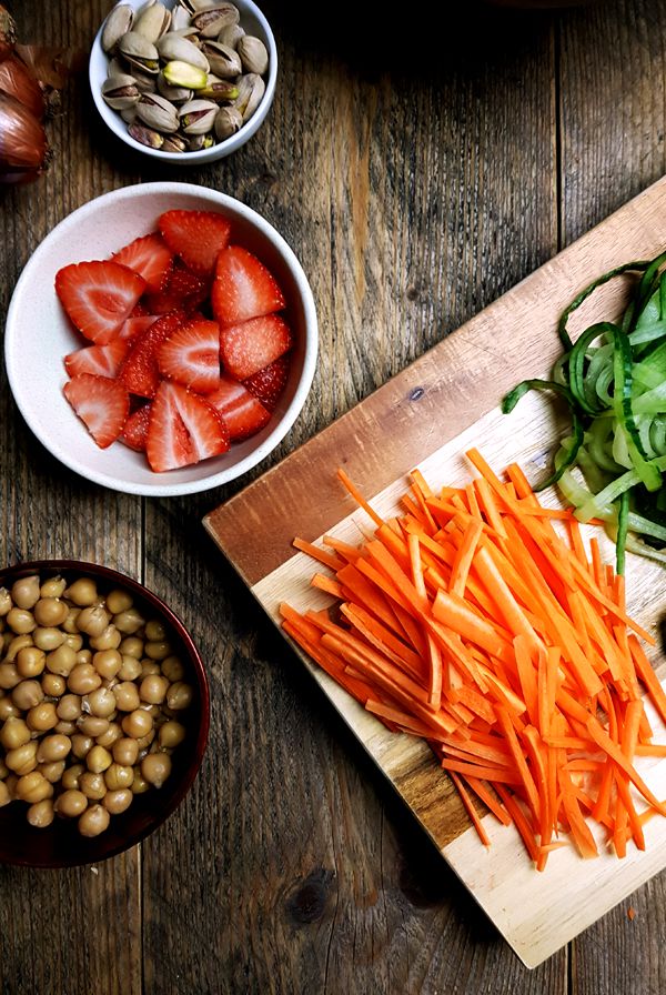 Spinaziesalade met aardbeien en wortel | Gewooneenfoodblog.nl