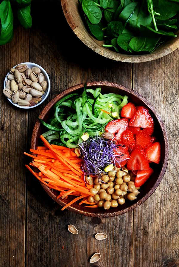 Maaltijdsalade met aardbeien, kikkererwten en spinazie | Gewooneenfoodblog.nl