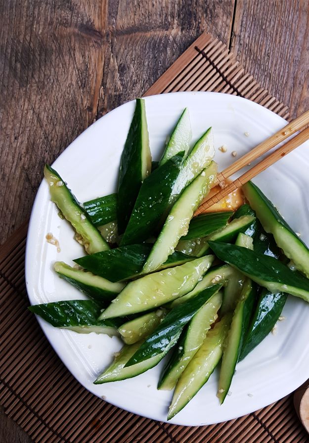 Komkommers met een dressing van rijstazijn, sesamolie en sojasaus | Gewooneenfoodblog.nl