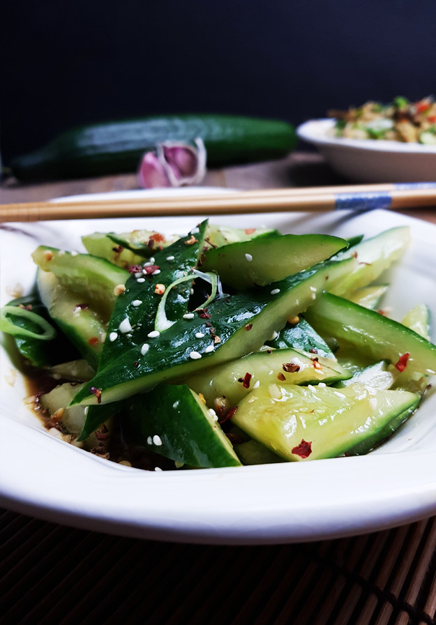 Chinese "smashed" komkommers met knoflook en sesamolie | Gewooneenfoodblog.nl