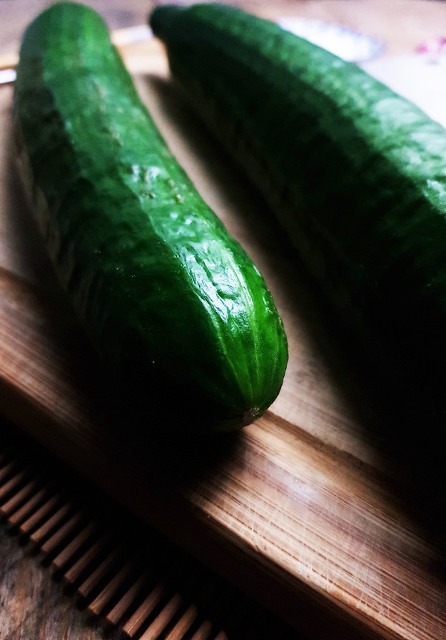 Bijgerecht van komkommer met knoflook en sesamolie | Gewooneenfoodblog.nl