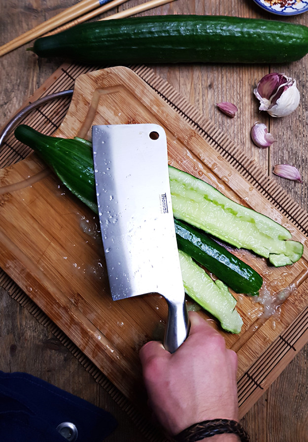 Chinese "smashed" komkommers met knoflook maken | Gewooneenfoodblog.nl