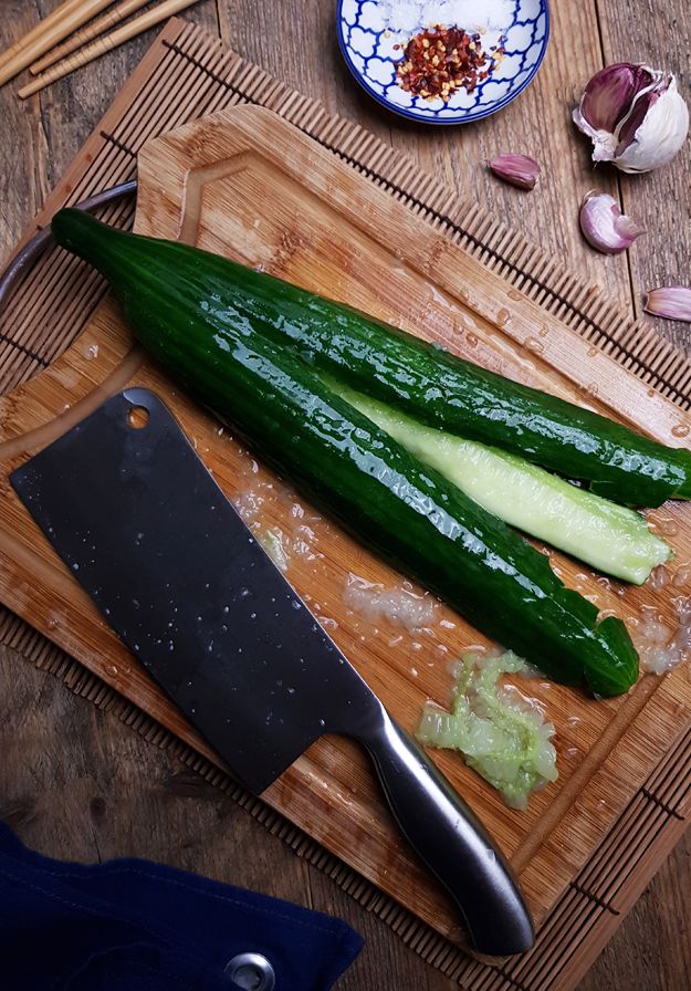 Chinese "geplette" komkommers met knoflook maken | Gewooneenfoodblog.nl