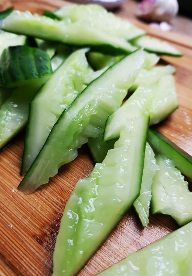 Chinese komkommersalade maken met geplette komkommers | Gewooneenfoodblog.nl