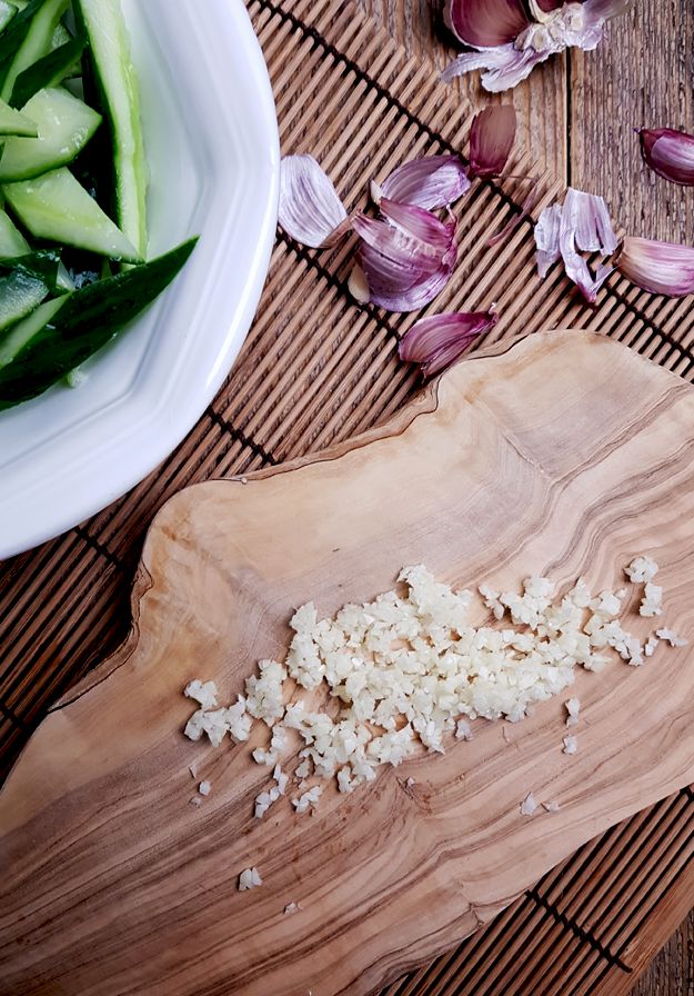 Chinese komkommersalade met knoflook en sesamolie maken | Gewooneenfoodblog.nl
