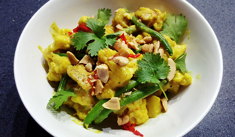 Milde groene curry met bloemkool, kip, sperziebonen en rijst