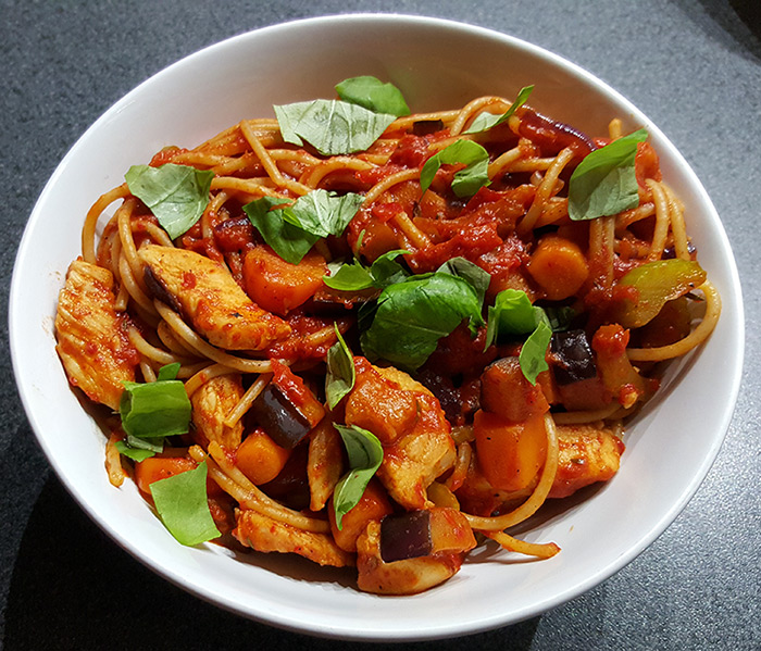 Spaghetti met kip, geroosterde paprika, knoflook en peper