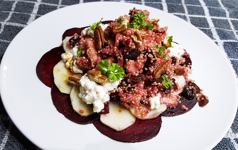 Salade met quinoa, rode biet, peer, rozijn en hüttenkäse